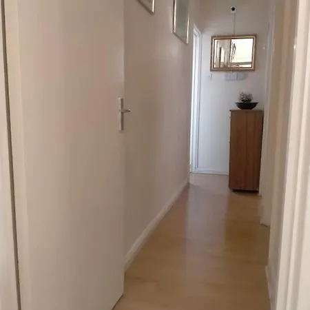 Location 2 Bed2 Bath W/lift In Town! Apartment Gibraltar