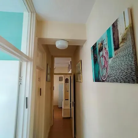 Location 2 Bed2 Bath W/lift In Town! *