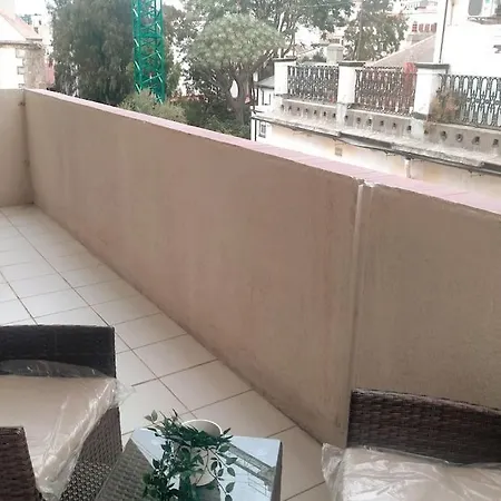 Location 2 Bed2 Bath W/lift In Town! * Gibraltar