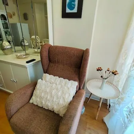 Location 2 Bed2 Bath W/lift In Town! Apartment Gibraltar