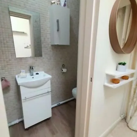 Location 2 Bed2 Bath W/lift In Town! *